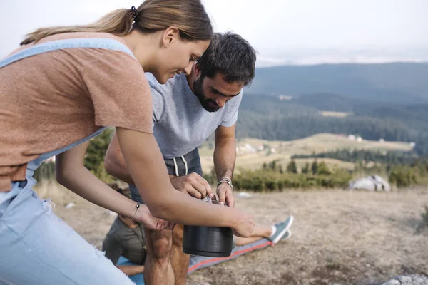 Vackra Kaukasiska Förbereder Mat Picknick — Stockfoto