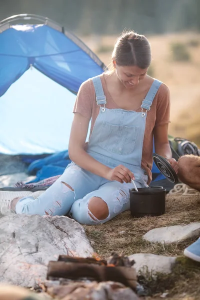 Güzel beyaz piknik gıda hazırlama.