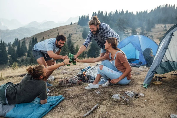 Groep Kampeerders Bier Drinken Buitenshuis — Stockfoto