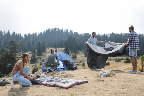 Grupo Jovens Acampando Juntos — Fotografia de Stock