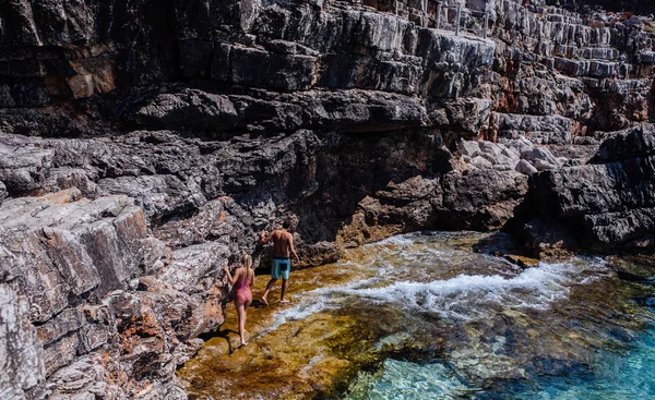 Lagün ile yürüyüş ve yaz zevk sevgili.