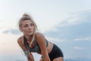 Güzel beyaz kadın atlet açık havada duran.