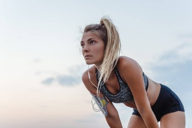 Güzel beyaz kadın atlet açık havada duran.