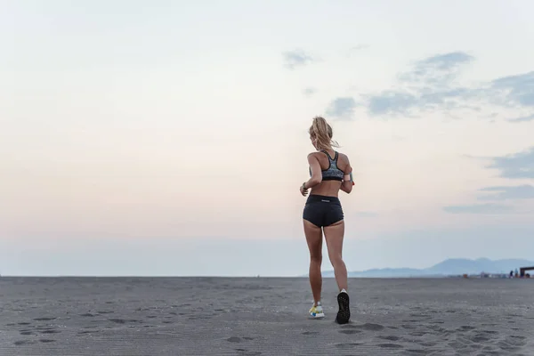Вид Ззаду Спортсменки Біжить Піщаному Пляжі — стокове фото