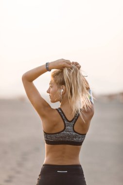 Arkadan görünüşü sporcumuz at kuyruğu yapma.