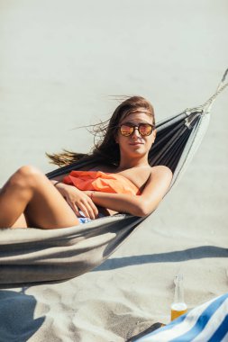 Güzel beyaz esmer hamak plajda yatan ve yaz zevk.
