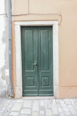 Akdeniz kent içinde benzersiz ahşap kapılar.