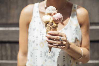 Lezzetli dondurma kornet tutan unrecognisable kadın eli.