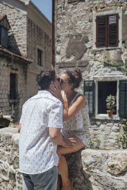 Genç erkek ve yaz tatili zevk ve açık havada öpüşme kız arkadaşı.