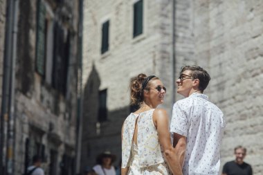 Genç beyaz erkek ve kız arkadaşı gezi yaz tatili zevk.