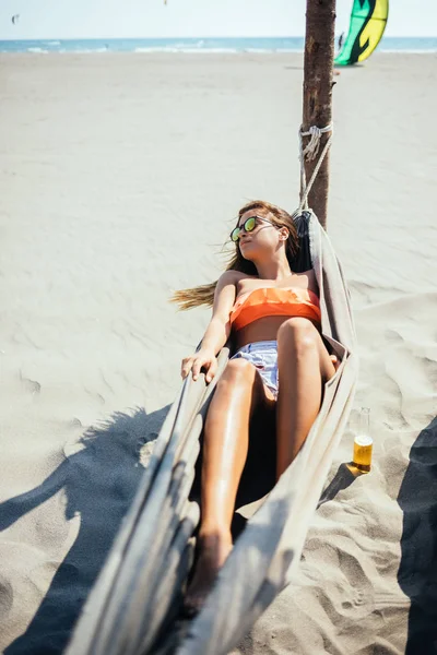 美丽的白人黑发躺在吊床上海滩和享受夏天 — 图库照片