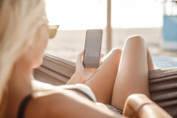 Urlopowicz Kobieta Korzystających Lato Plaży Przytrzymanie Jej Telefon Komórkowy — Zdjęcie stockowe
