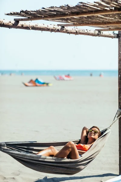 Красива Біла Брюнетка Лежить Гамаку Пляжі Насолоджується Літом — стокове фото