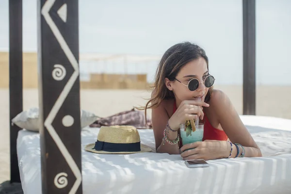 Junges Kaukasisches Mädchen Liegt Auf Baldachin Sandstrand Und Trinkt Cocktail — Stockfoto