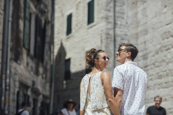 Genç beyaz erkek ve kız arkadaşı gezi yaz tatili zevk.