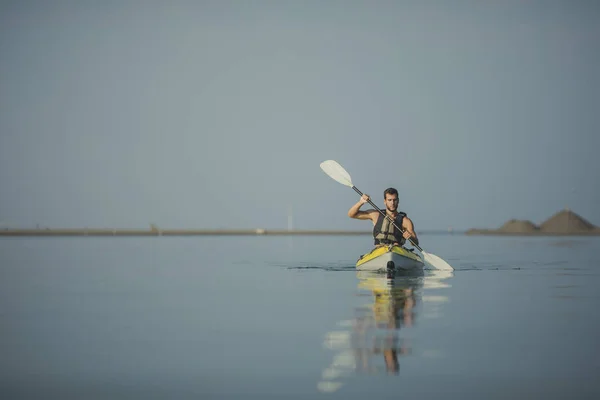Bonito Homem Caucasiano Kayaker Remando Rio — Fotografia de Stock