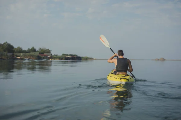 Visão Traseira Homem Kayaker Remando Rio — Fotografia de Stock