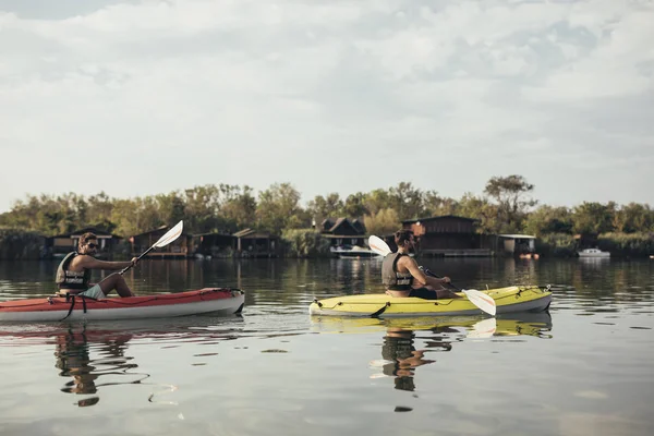 Dos Guapos Deportistas Caucásicos Haciendo Kayak Río —  Fotos de Stock