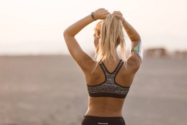 Arkadan görünüşü sporcumuz at kuyruğu yapma.