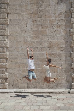 Genç Kafkas sevgiliyi yaz tatili zevk ve atlama.