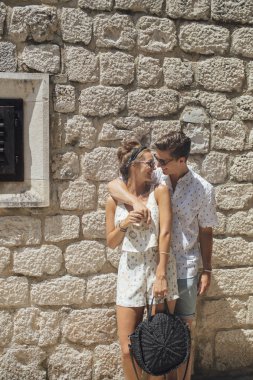 Eski Akdeniz kasabası taş duvarda beklemedeyiz aşık genç çift portresi.