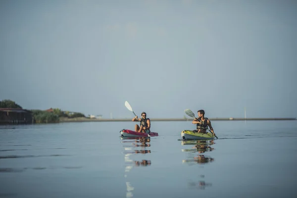 Dos Guapos Deportistas Caucásicos Haciendo Kayak Río —  Fotos de Stock