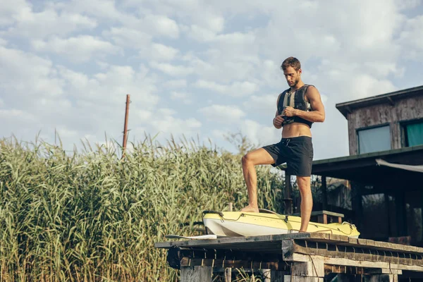 Beau Kayakiste Sportif Caucasien Debout Sur Pont Bois Bord Rivière — Photo