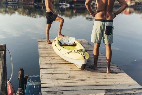 Dois Homens Irreconhecíveis Canoa Convés Madeira — Fotografia de Stock