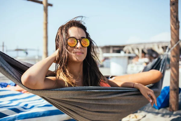 Beautiful Smiling Caucasian Woman Lying Hammock Beach Looking Camera — Stock Photo, Image