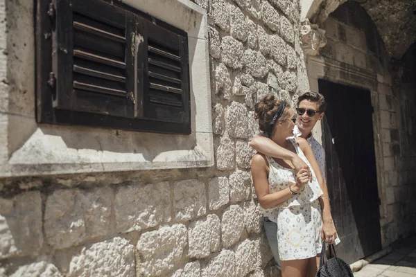 Portrait Young Couple Love Standing Stone Wall Old Mediterranean Town — Stock Photo, Image