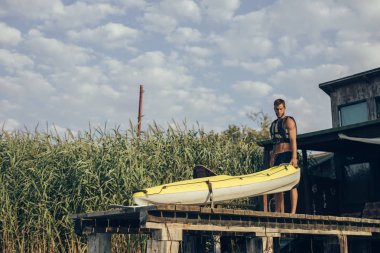 Yakışıklı beyaz adam onun kayak kayak için hazırlanıyor.