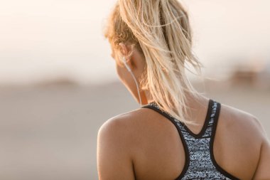 Açık havada yürüyüş sporcumuz sporcumuz arkadan görünüm.