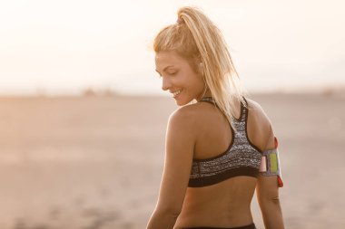 Sporcumuz arkadan görünüm