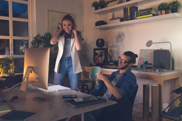 Bastante Caucásica Sonriente Mujer Negocios Jóvenes Diseñadores Negocios Trabajando Juntos — Foto de Stock