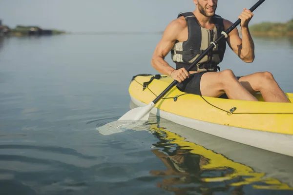 Verkappter Kaukasischer Kajakfahrer Paddelt Auf Dem Fluss — Stockfoto