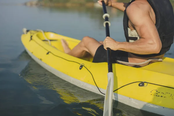 Обрізаний Невпізнанно Кавказький Чоловік Kayaker Дитячий Річці — стокове фото