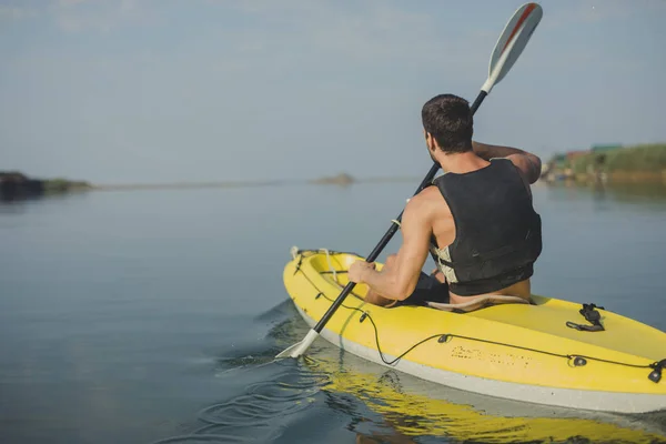 Egy Ember Kayaker Evezni Riveren Hátulnézete — Stock Fotó