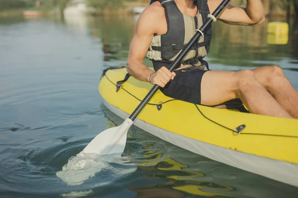 裁剪面目全非高加索男子皮划艇皮艇在河上划船 — 图库照片