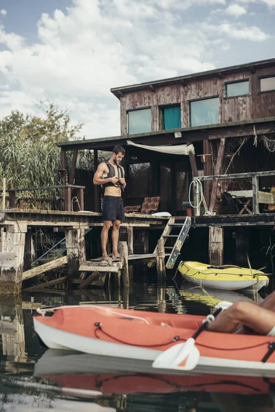 Due Bei Sportivi Caucasici Che Preparano Kayak Sul Fiume — Foto Stock