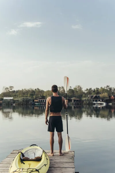 Vista Trasera Del Guapo Deportista Kayak Pie Cubierta Junto Río — Foto de Stock