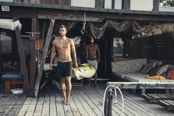 Dois Homens Brancos Bonitos Carregando Uma Canoa — Fotografia de Stock