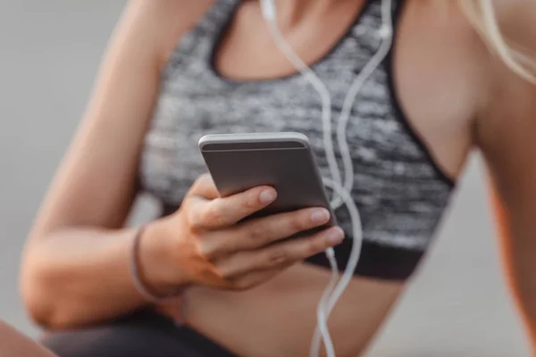 Desportista Irreconhecível Sentada Praia Segurando Seu Celular — Fotografia de Stock