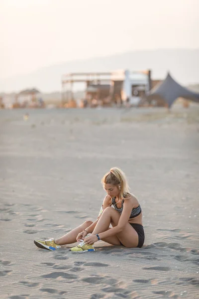 Бігун Досить Кавказька Жінка Сидить Піщаний Пляж Язування Шнурок — стокове фото