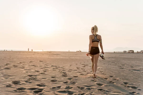 Baksidan Idrottskvinna Runner Walking Sandstrand — Stockfoto