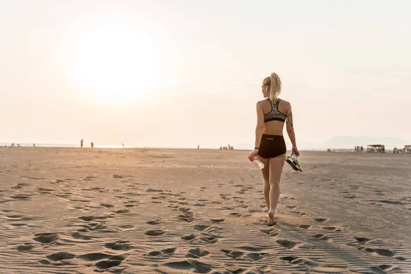 Vista Posteriore Corridore Sportivo Che Cammina Sulla Spiaggia Sabbiosa — Foto Stock