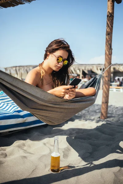 Ganska Kaukasisk Kvinna Ligga Stranden Och Att Skriva Hennes Mobiltelefon — Stockfoto