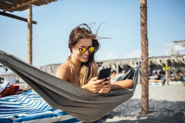 Mulher Muito Caucasiana Deitada Praia Digitando Seu Telefone Celular — Fotografia de Stock