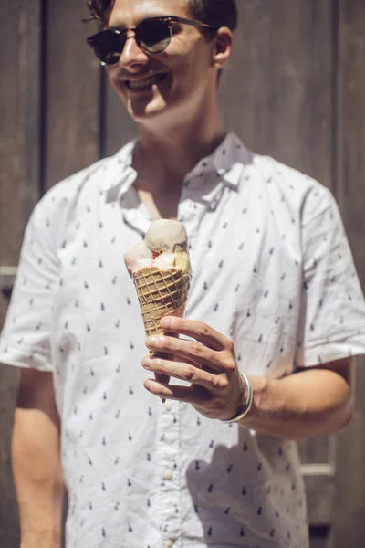 Молодий Усміхнений Чоловік Тримає Морозиво Корнет — стокове фото