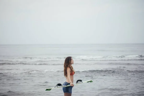 Junge Kaukasische Frau Steht Sandstrand Und Hält Kitesurfbrett — Stockfoto