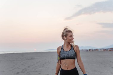 Kumsalda duran güzel beyaz kadın runner.